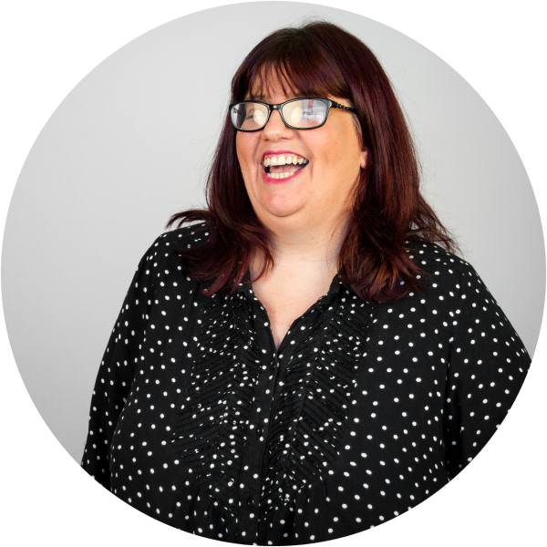 Jo, Travel expert
