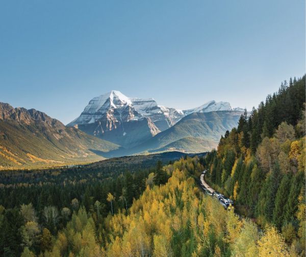 Rocky_Mountaineer_Mount_Robson