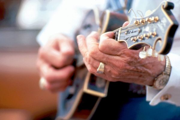 Kentucky_musician-hands-up-close - Owensboro