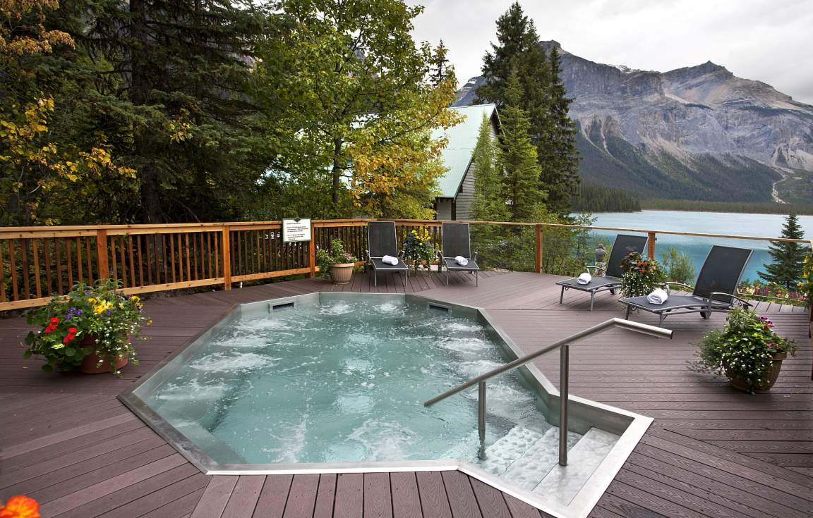 Emerald Lake Lodge- Hot tub