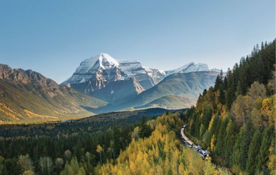 Rocky_Mountaineer_Mount_Robson